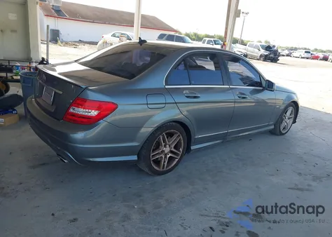 2012 Mercedes-Benz C 350 Sport z USA, uszkodzony, nr VIN WDDGF5HB7CR196993